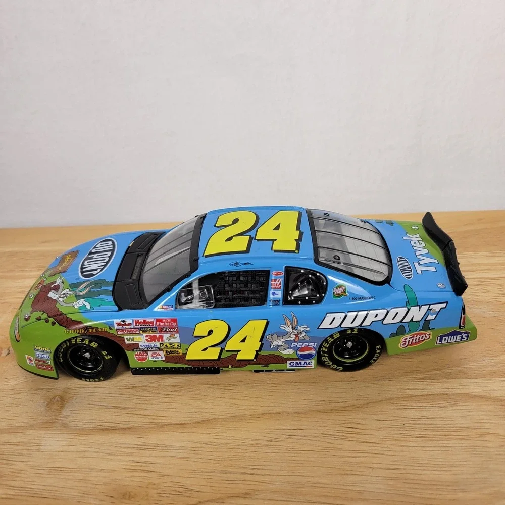 Jeff Gordon 24 Dupont Looney Tunes Rematch 400 NASCAR 1:24 Diecast 2002